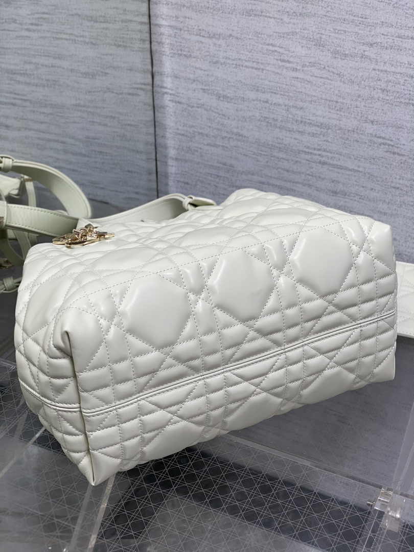 Medium Dior Toujours Bag M2821 White Macrocannage Calfskin