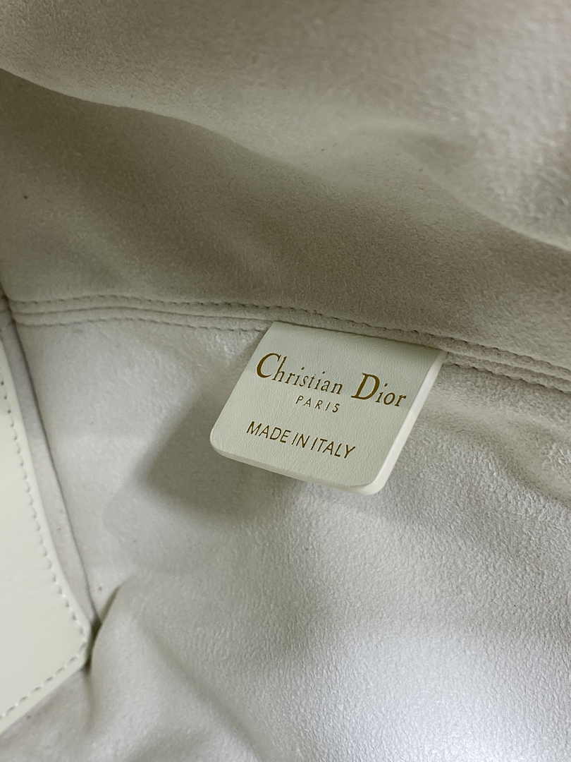 Medium Dior Toujours Bag M2821 White Macrocannage Calfskin