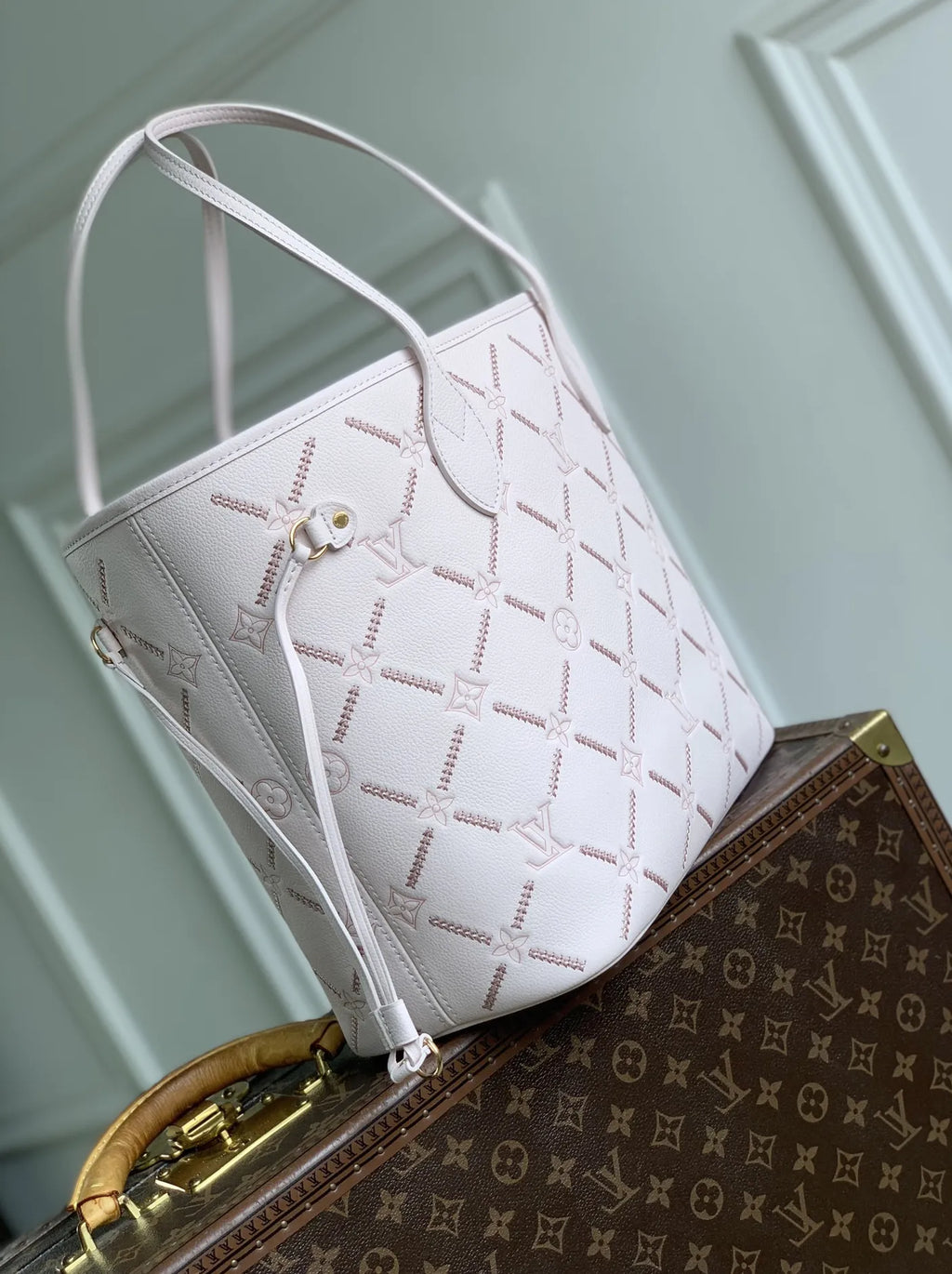 Louis Vuitton Neverfull MM Bag, M28527 Light Bliss Couture Cowhide leather