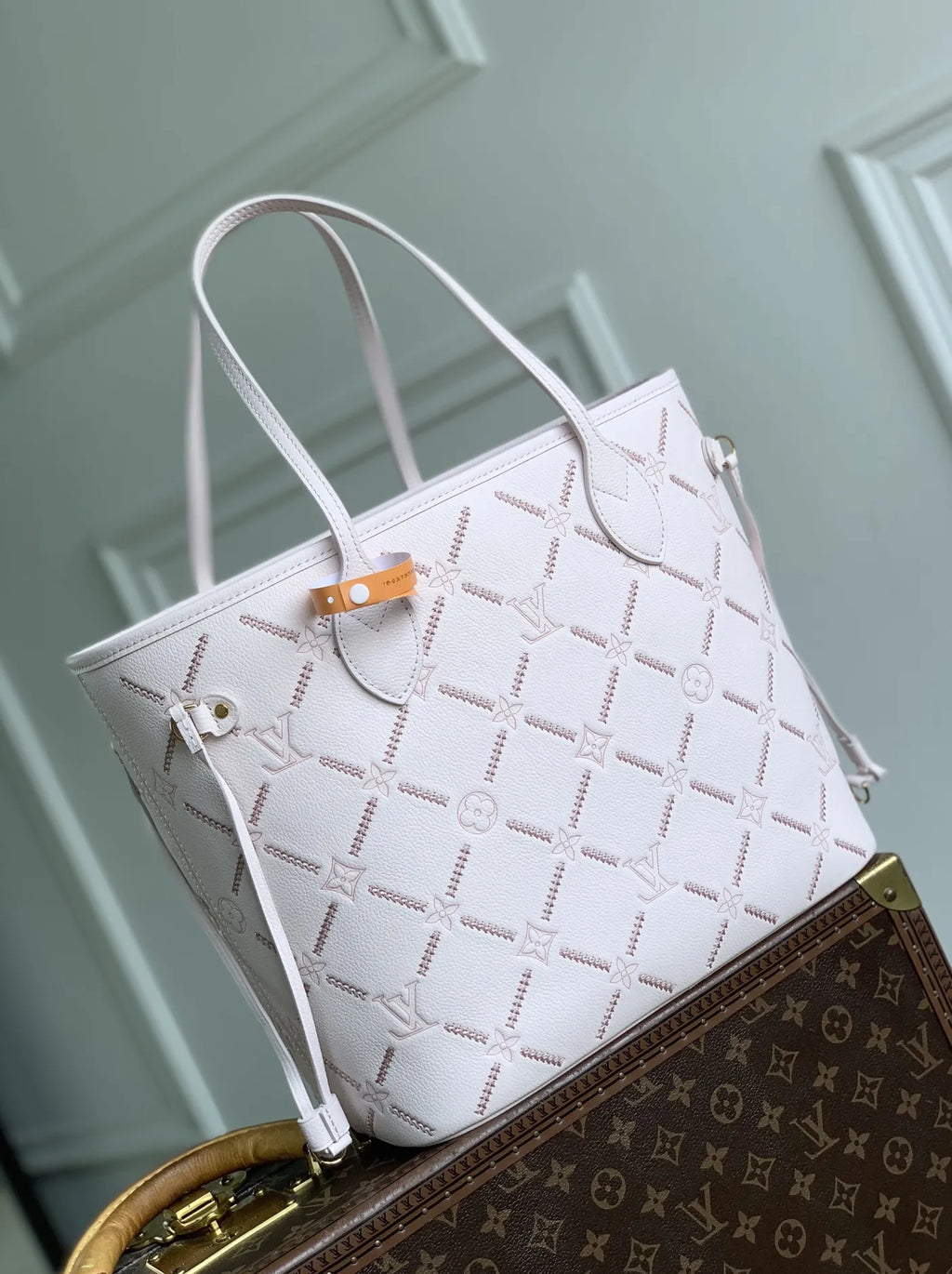 Louis Vuitton Neverfull MM Bag, M28527 Light Bliss Couture Cowhide leather