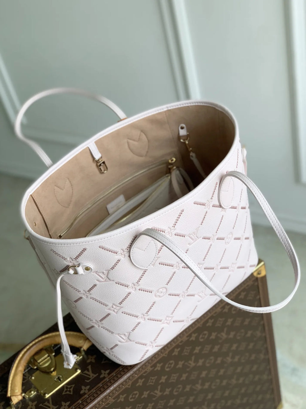 Louis Vuitton Neverfull MM Bag, M28527 Light Bliss Couture Cowhide leather