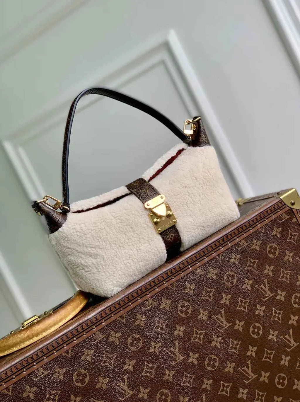 Louis Vuitton Pochette Mia Bag M26245 Creme Shearling