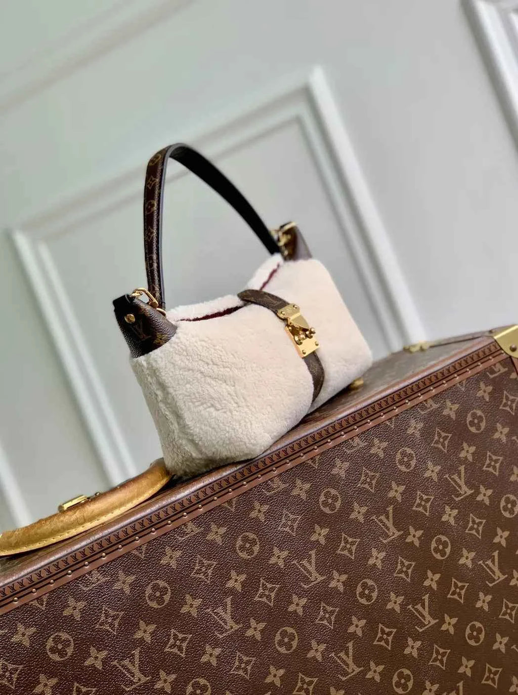 Louis Vuitton Pochette Mia Bag M26245 Creme Shearling