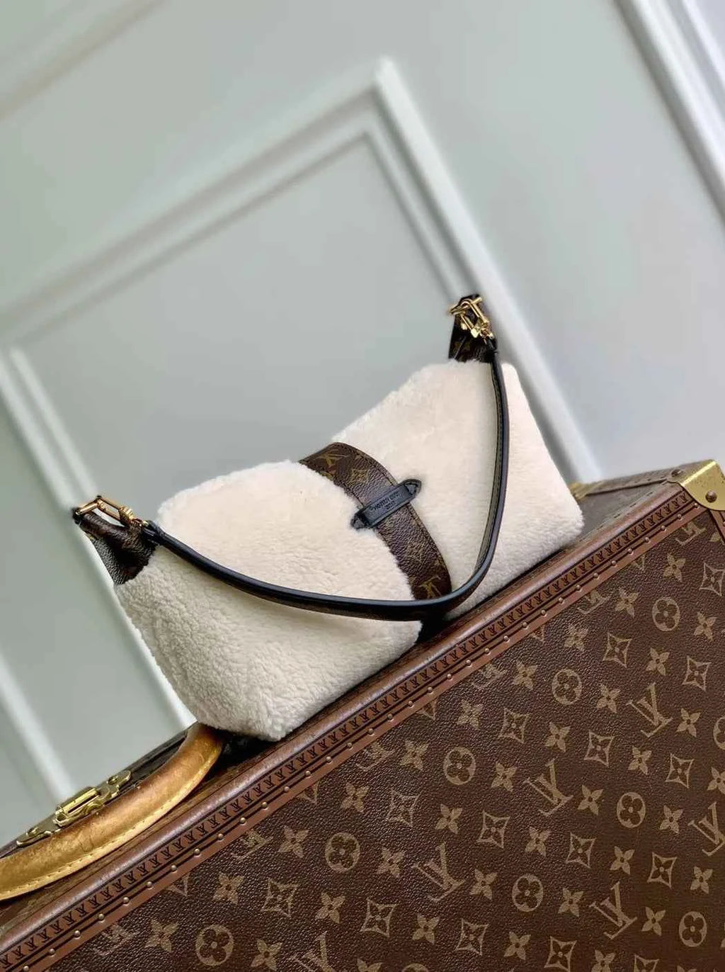 Louis Vuitton Pochette Mia Bag M26245 Creme Shearling