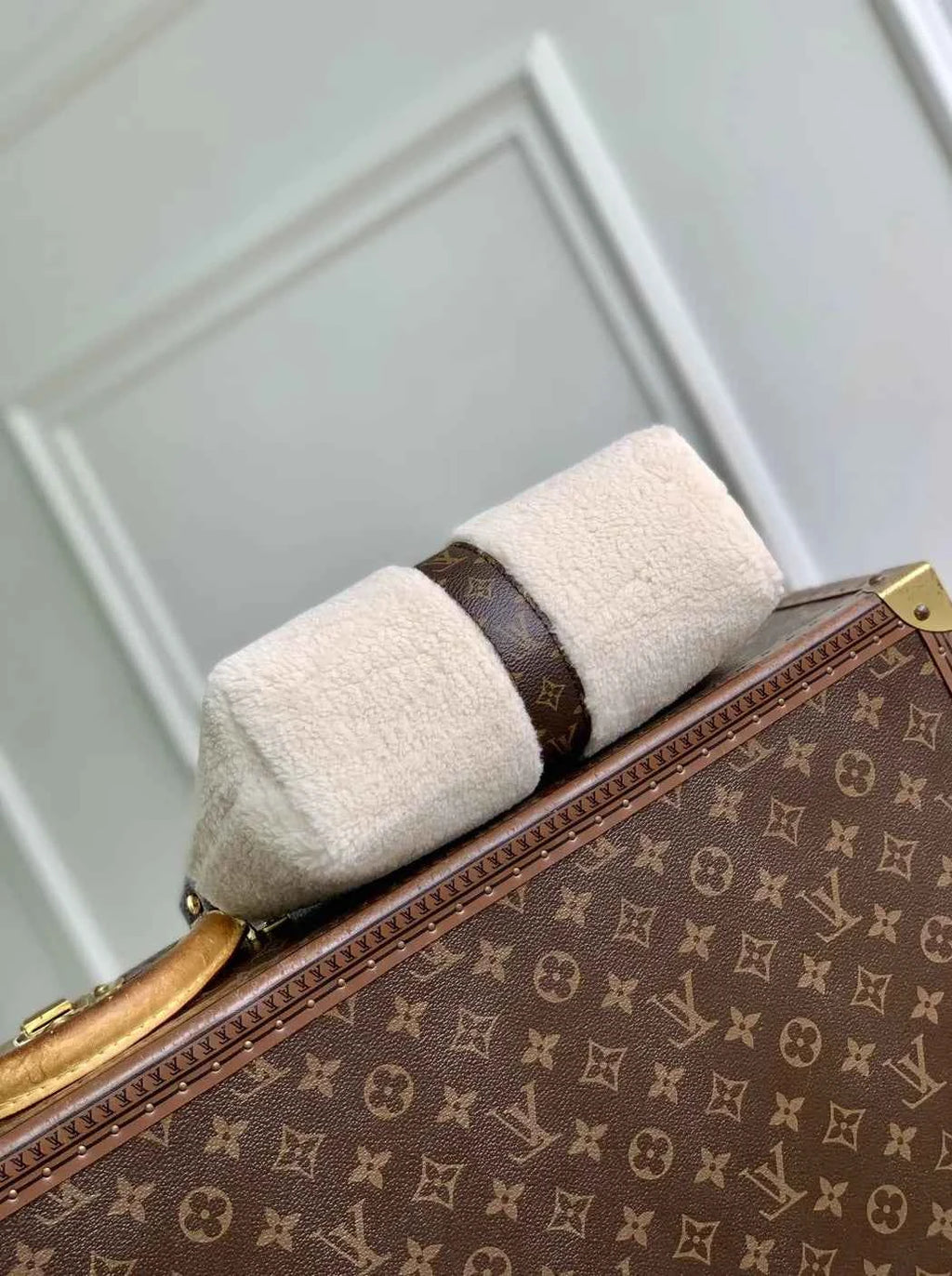 Louis Vuitton Pochette Mia Bag M26245 Creme Shearling
