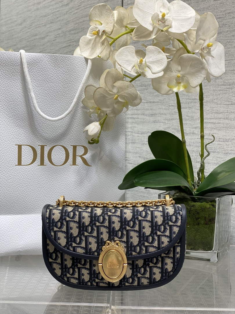 Small Dior Médaillon Flap Bag with Chain – Blue Oblique Jacquard M3921