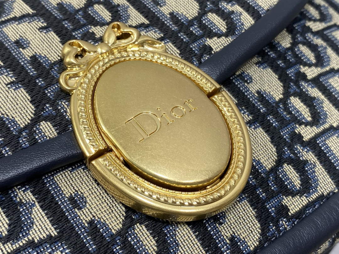 Small Dior Médaillon Flap Bag with Chain – Blue Oblique Jacquard M3921
