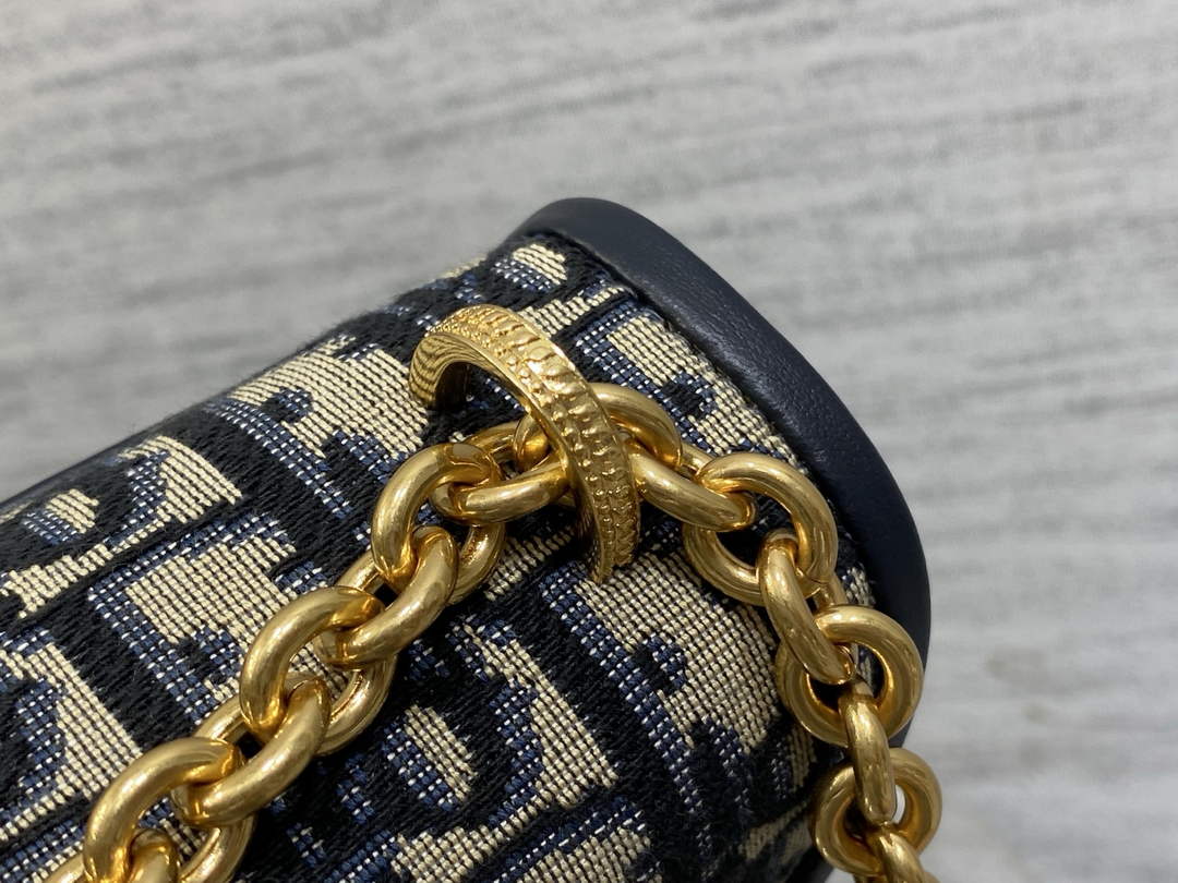 Small Dior Médaillon Flap Bag with Chain – Blue Oblique Jacquard M3921