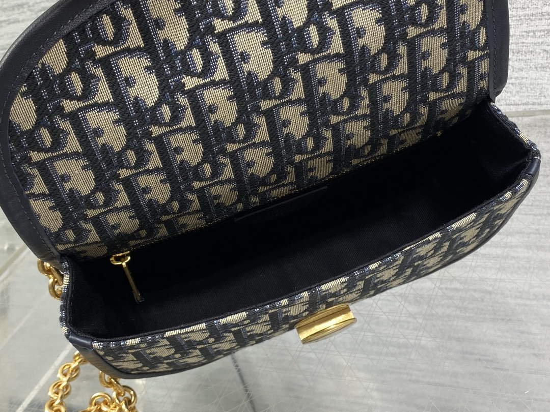 Small Dior Médaillon Flap Bag with Chain – Blue Oblique Jacquard M3921