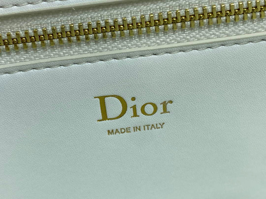 Medium Dior Médaillon Flap Bag - White Grained Calfskin M3920