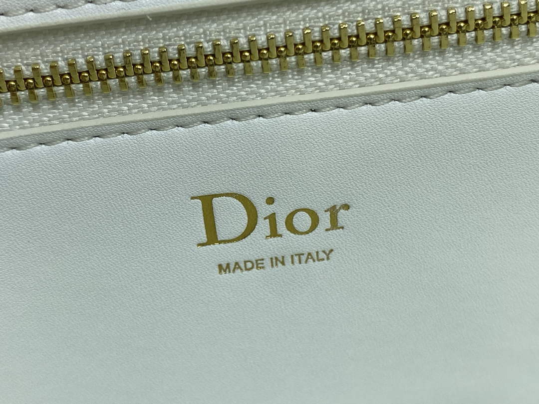 Medium Dior Médaillon Flap Bag - White Grained Calfskin M3920