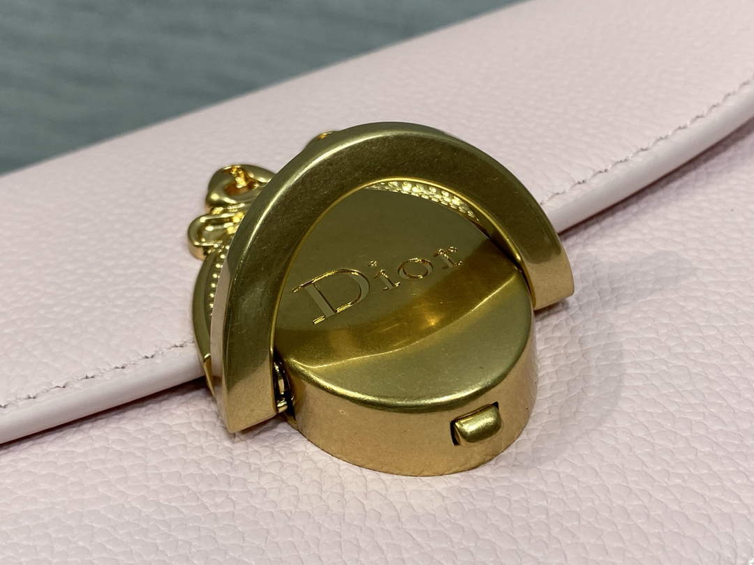Small Dior Médaillon Flap Bag – Pink Grained Calfskin M3919