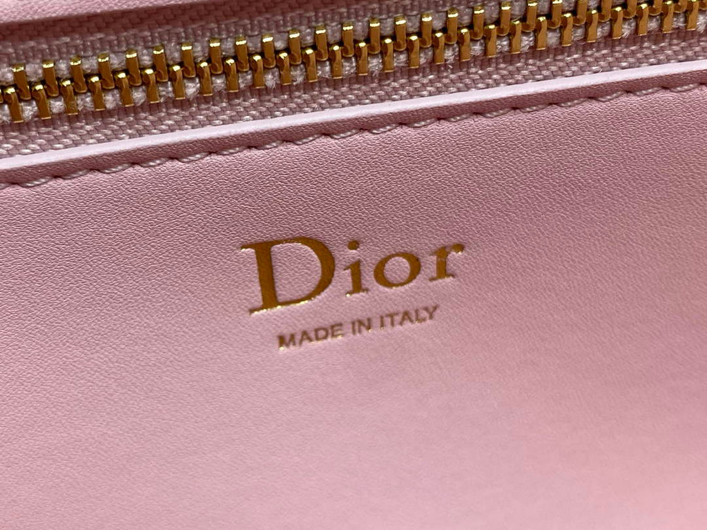 Medium Dior Médaillon Flap Bag - Pink Grained Calfskin M3920