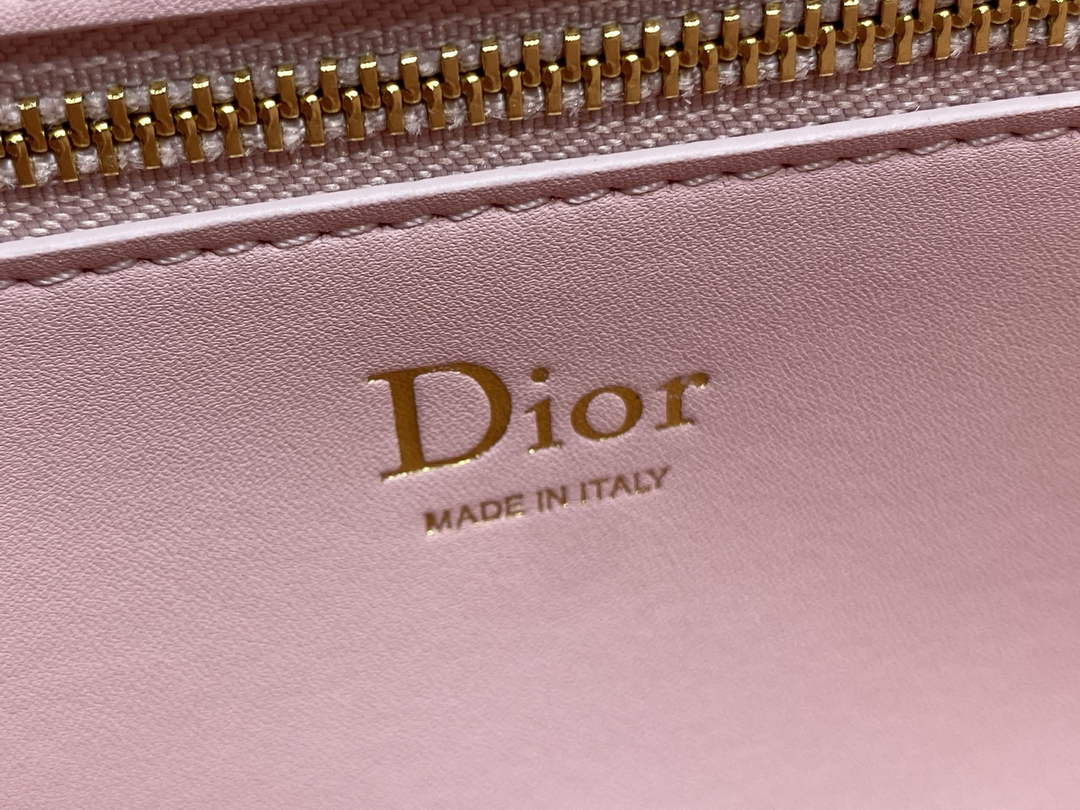 Medium Dior Médaillon Flap Bag - Pink Grained Calfskin M3920