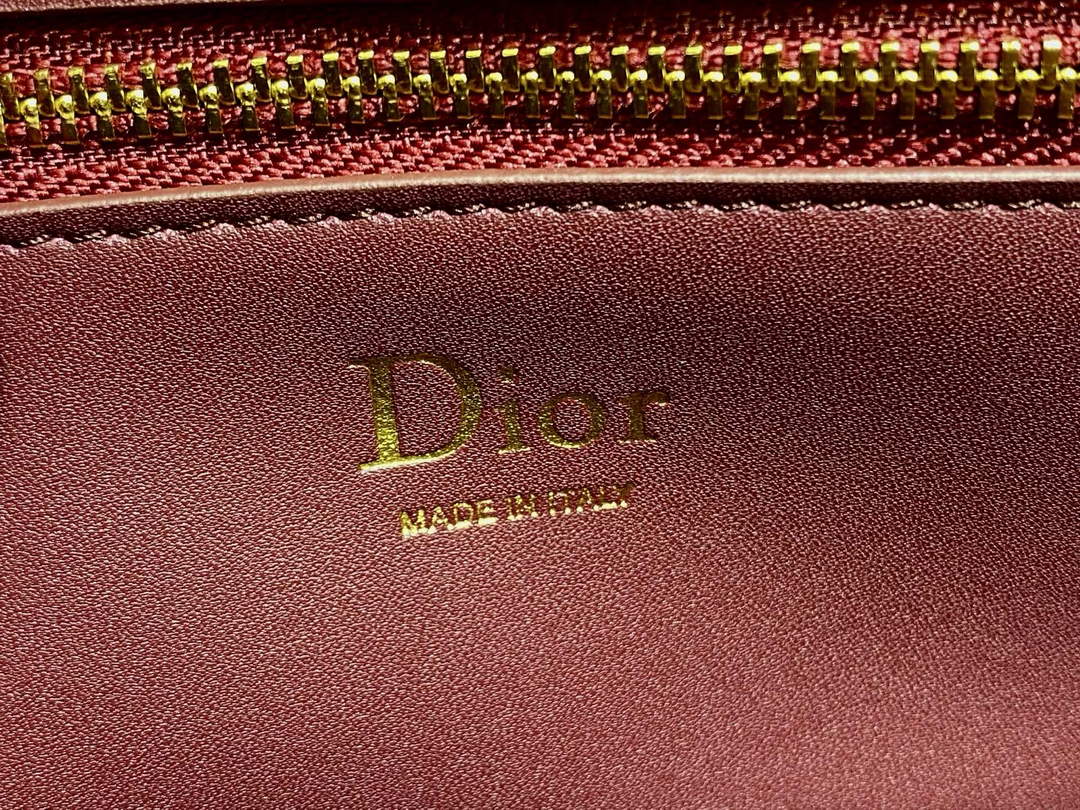 Small Dior Médaillon Flap Bag – Red Grained Calfskin M3919
