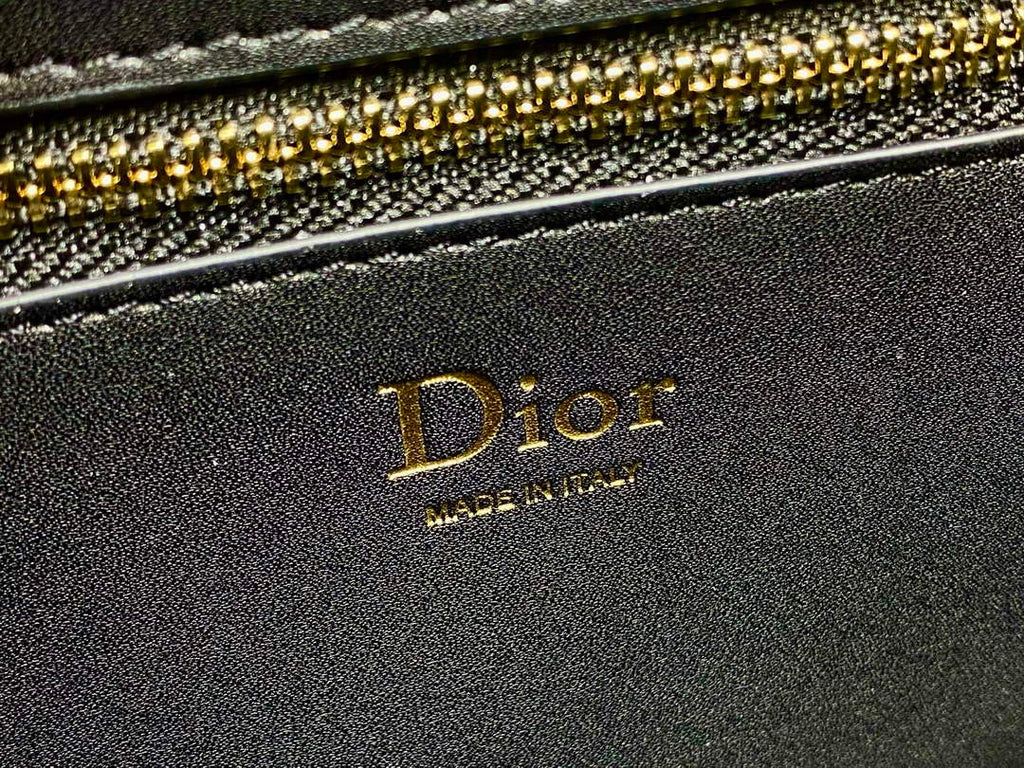 Medium Dior Médaillon Flap Bag - Black Grained Calfskin M3920