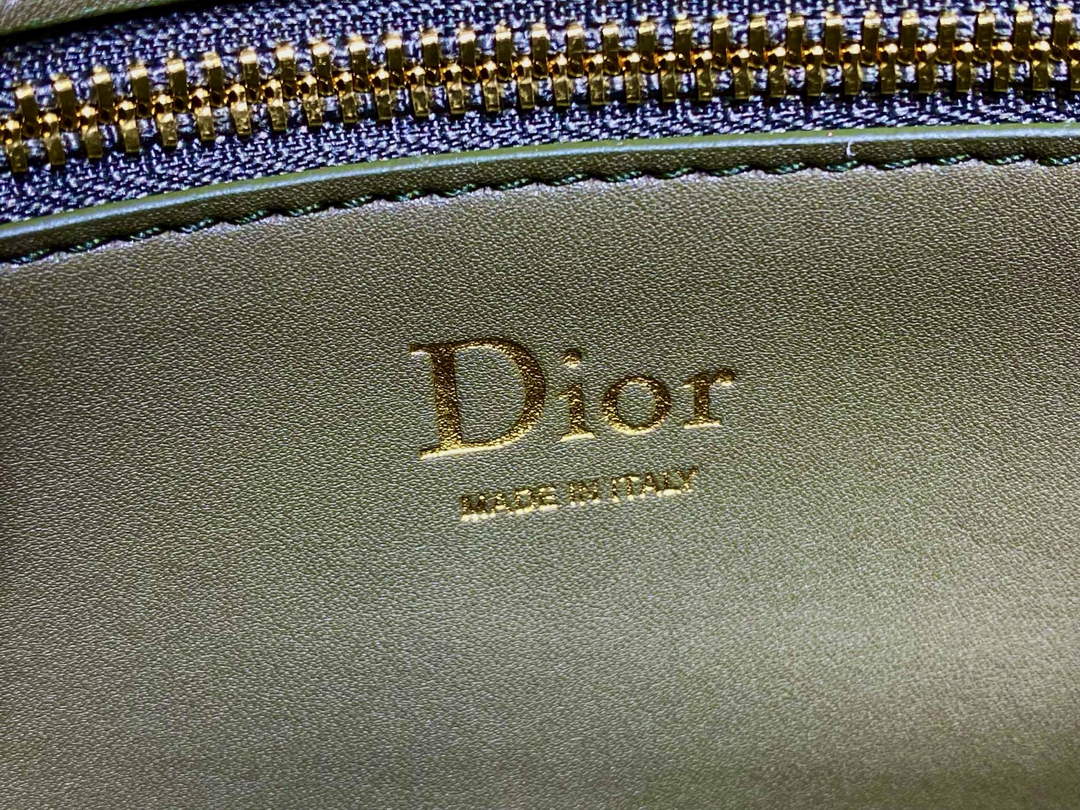 Small Dior Médaillon Flap Bag – Green Grained Calfskin M3919
