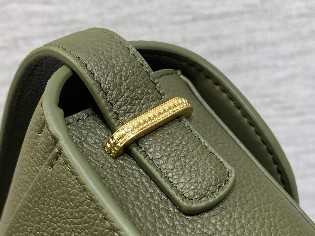 Medium Dior Médaillon Flap Bag - Green Grained Calfskin M3920
