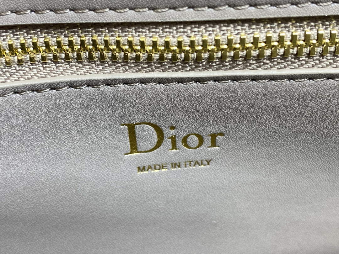 Small Dior Médaillon Flap Bag – Gray Grained Calfskin M3919