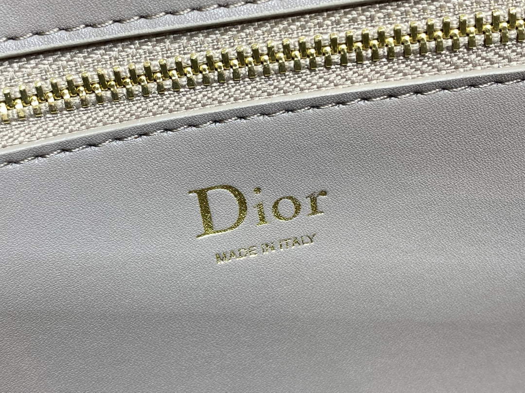 Medium Dior Médaillon Flap Bag - Gray Grained Calfskin M3920