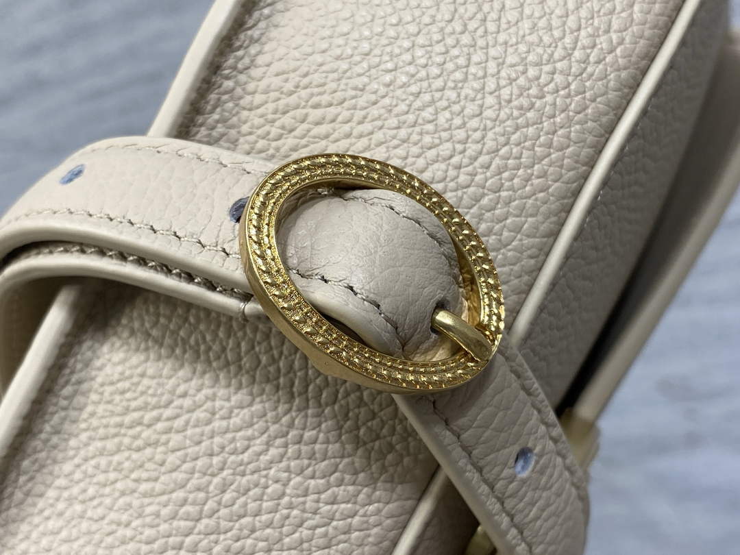 Small Dior Médaillon Flap Bag – Beige Grained Calfskin M3919