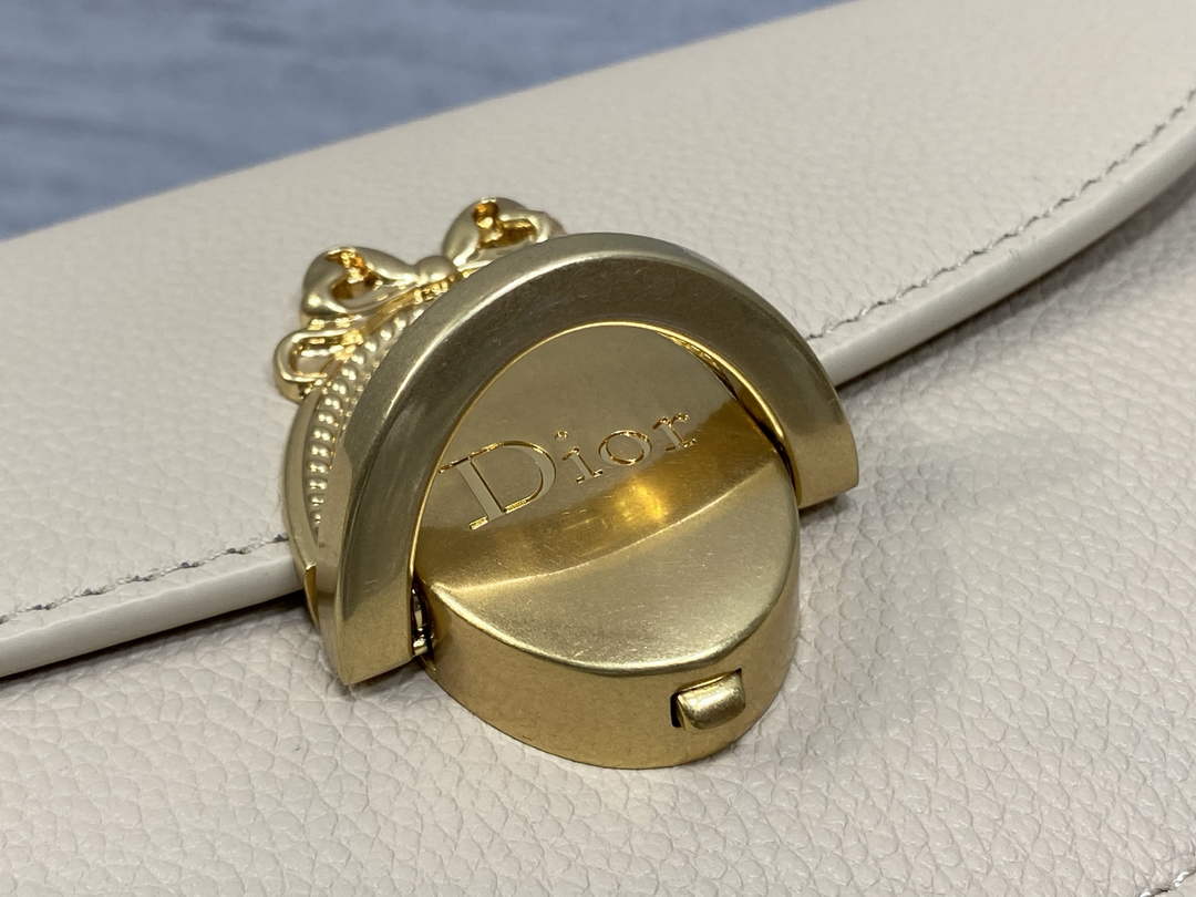 Small Dior Médaillon Flap Bag – Beige Grained Calfskin M3919