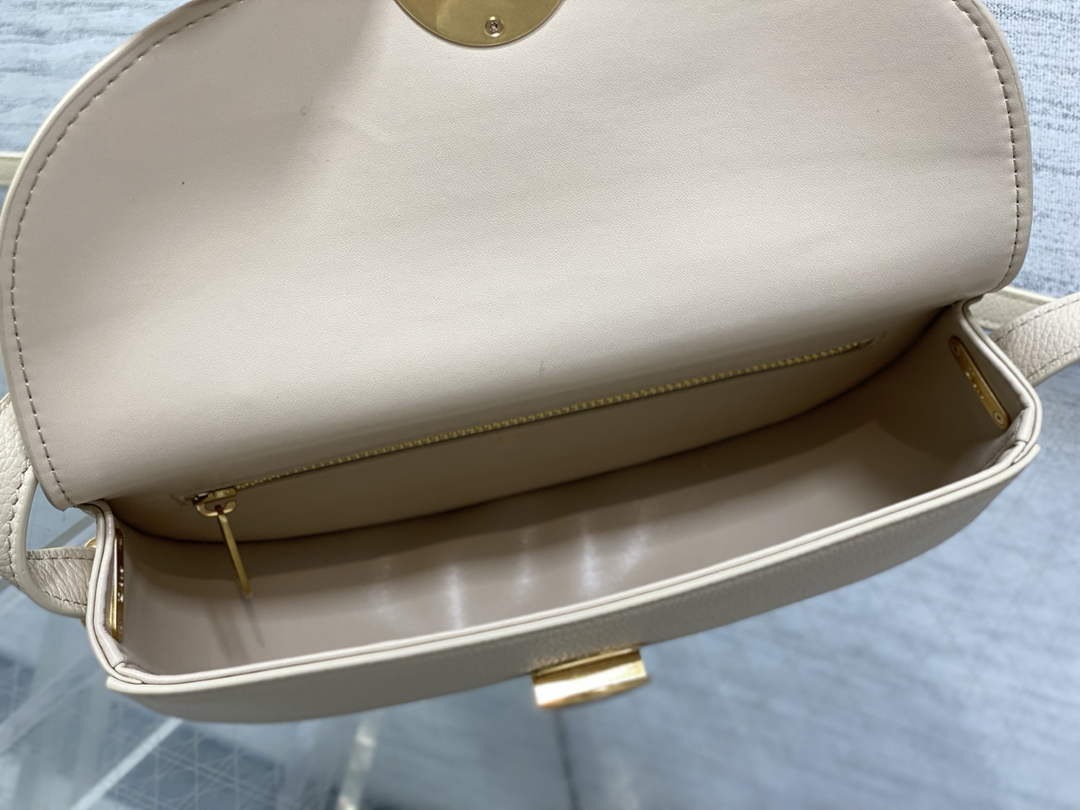 Small Dior Médaillon Flap Bag – Beige Grained Calfskin M3919