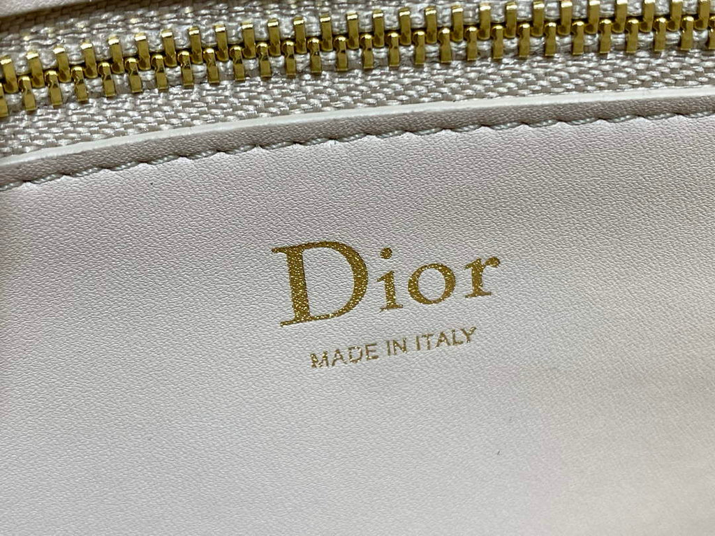Small Dior Médaillon Flap Bag – Beige Grained Calfskin M3919