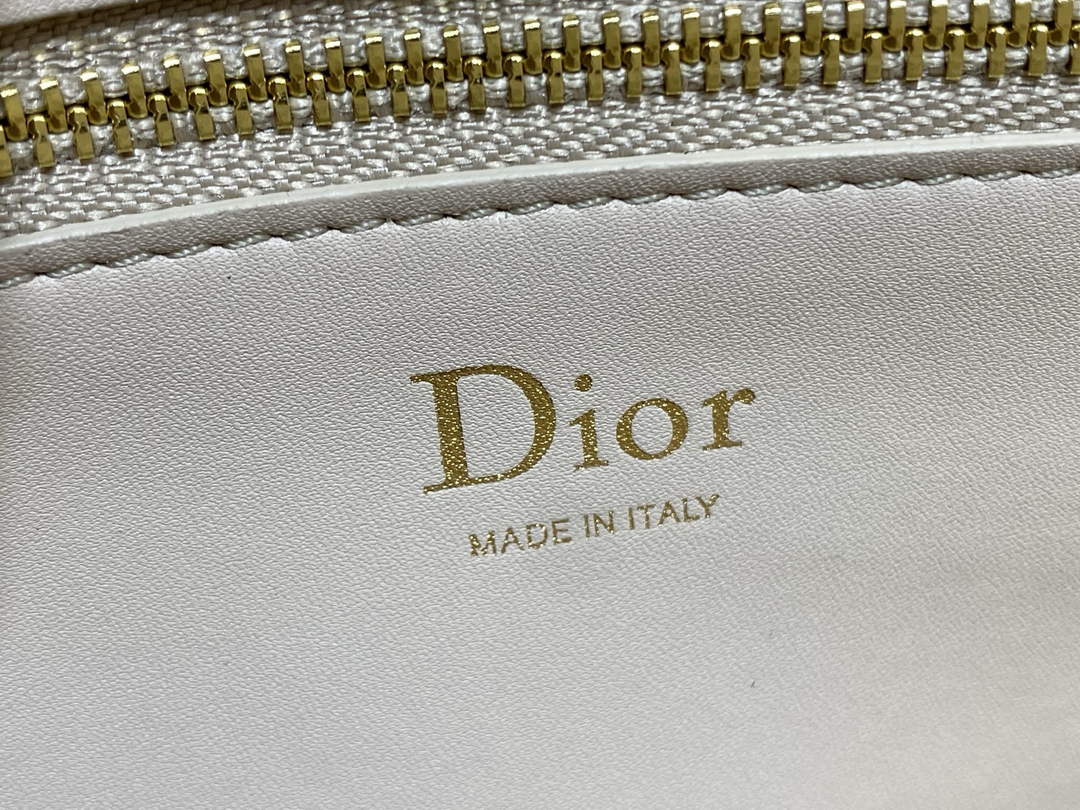 Small Dior Médaillon Flap Bag – Beige Grained Calfskin M3919