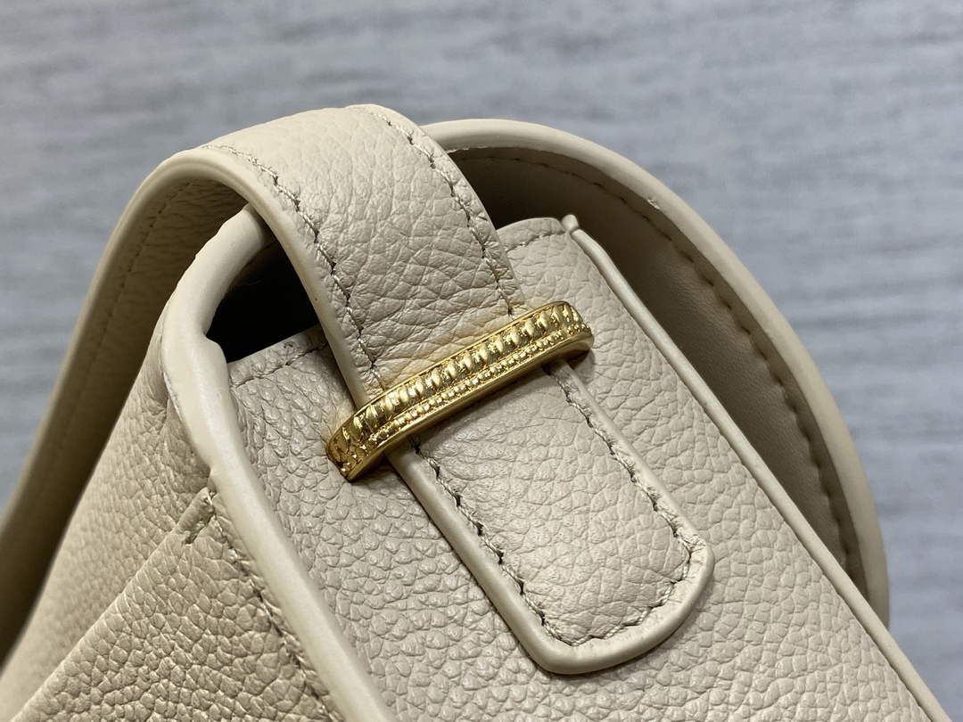 Medium Dior Médaillon Flap Bag - Beige Grained Calfskin M3920