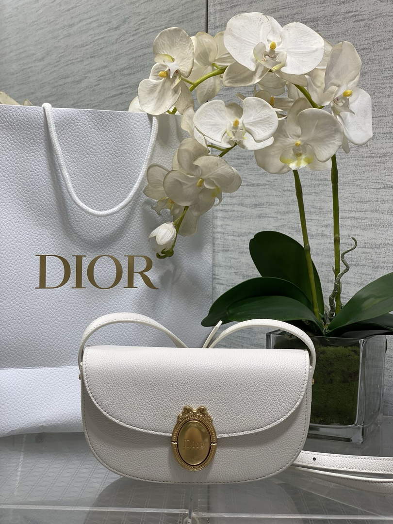Small Dior Médaillon Flap Bag – White Grained Calfskin M3919