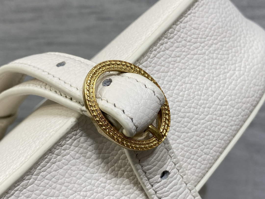 Small Dior Médaillon Flap Bag – White Grained Calfskin M3919