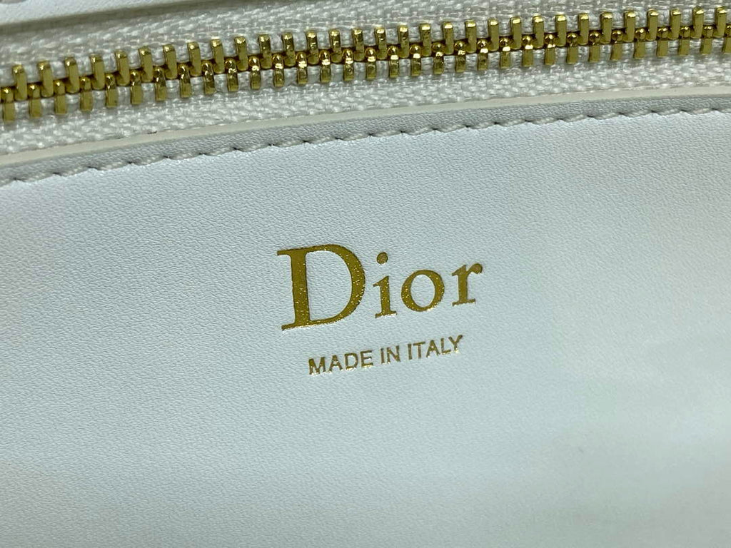 Small Dior Médaillon Flap Bag – White Grained Calfskin M3919
