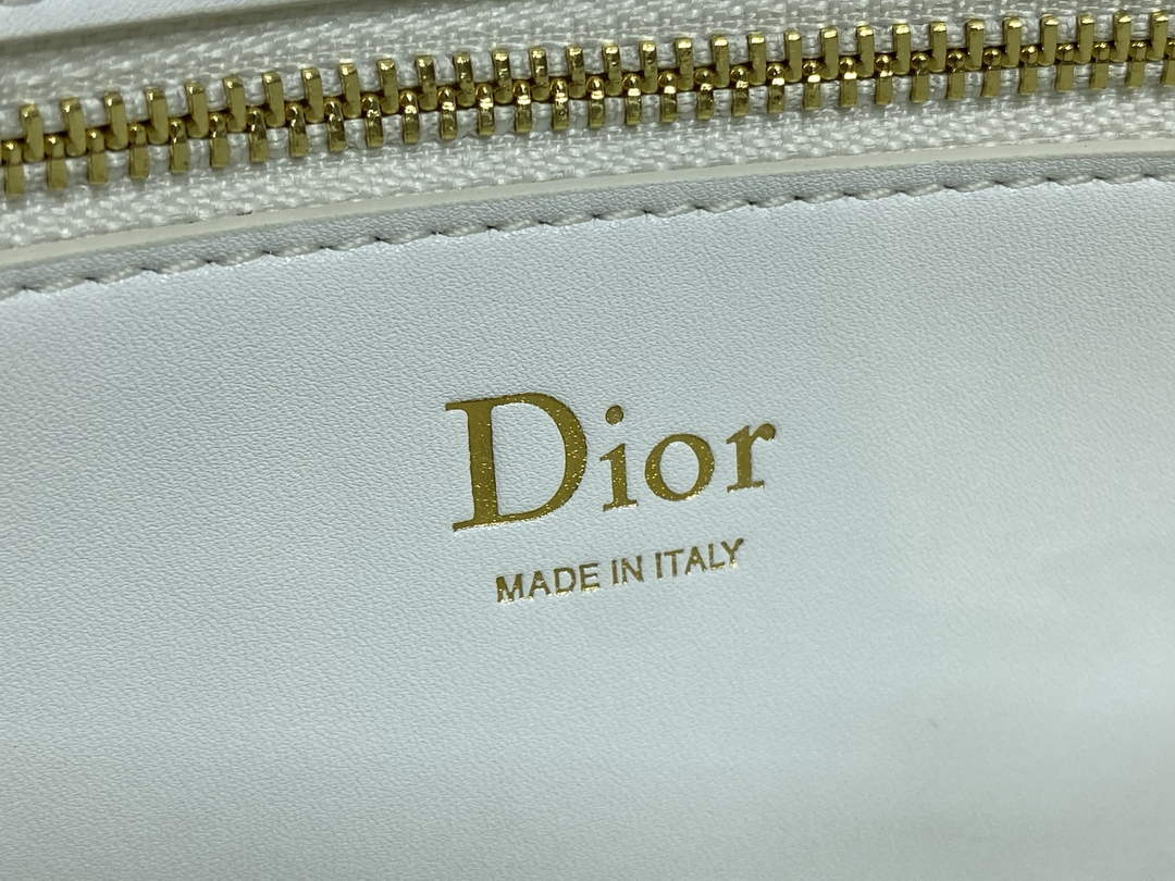 Small Dior Médaillon Flap Bag – White Grained Calfskin M3919