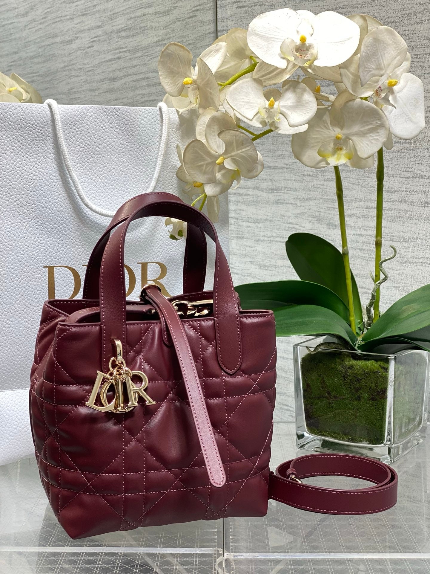 Small Dior Toujours Vertical Tote Bag – Red Macrocannage Calfskin – M2835 - Default Title - View 1