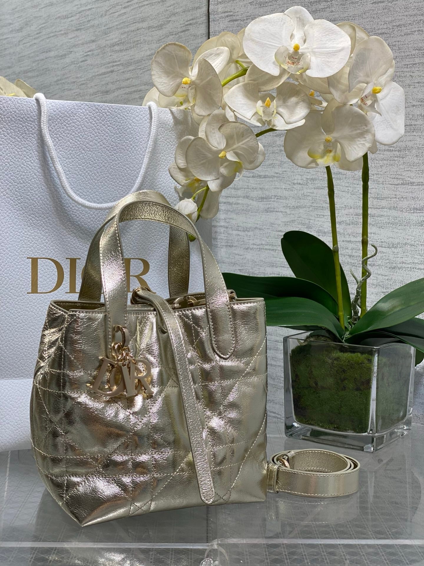 Small Dior Toujours Vertical Tote Bag – Gold Macrocannage Calfskin – M2835 - Default Title - View 1