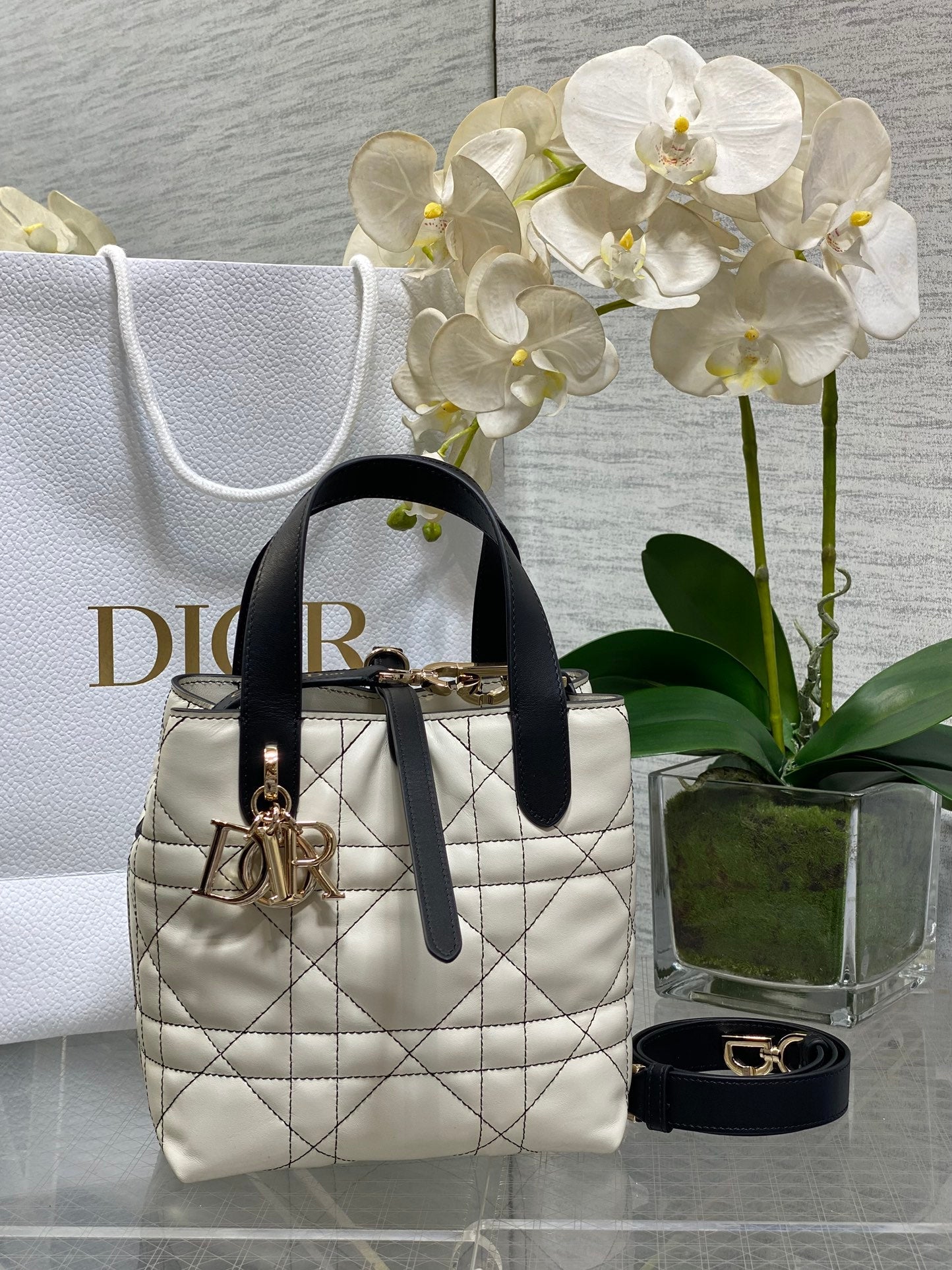Small Dior Toujours Vertical Tote Bag - White Macrocannage Calfskin – M2835 - Default Title - View 1