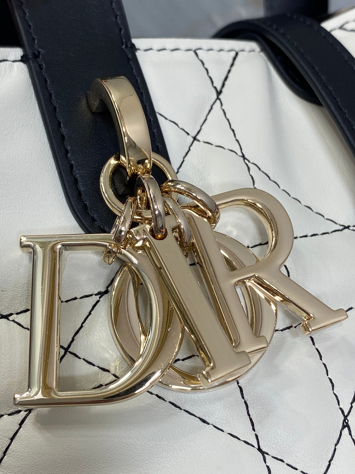 Small Dior Toujours Vertical Tote Bag - White Macrocannage Calfskin – M2835 - Default Title - View 4