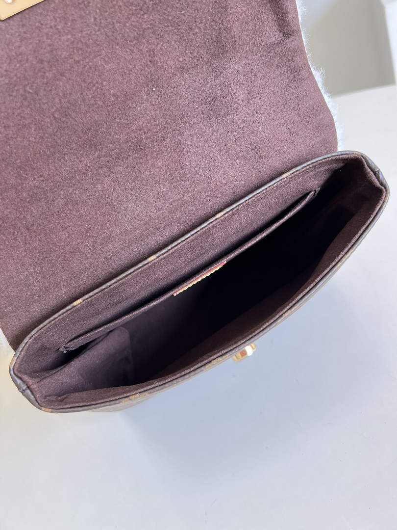 Louis Vuitton M46318 Locky BB Monogram Canvas - 20 x 16 x 7.5 cm / Monogram Canvas - View 8